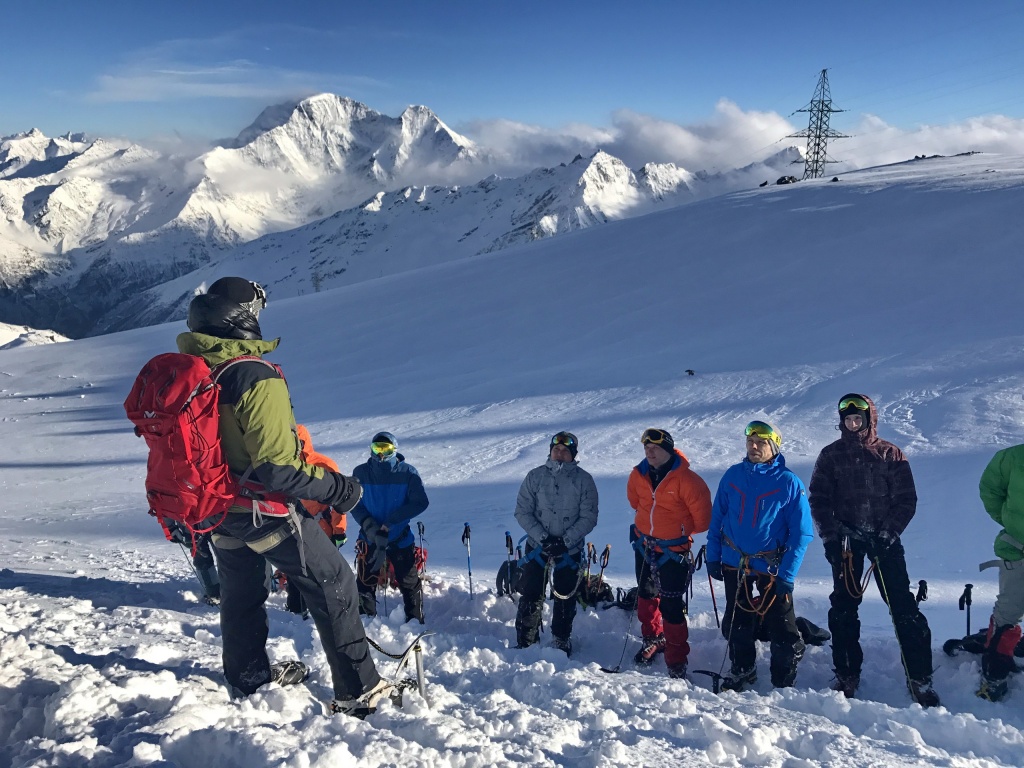 Инструктаж перед началом занятий по снежно-ледовой подготовке. Высота 3800 метров, тренировочный спуск возле второго базового лагеря Besson team