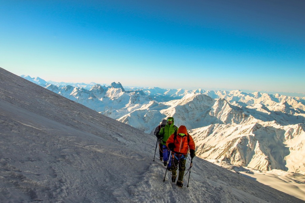 Фотография сделана во время штурма вершины командой Besson team в 2019 году.Один из самых красивых участков на маршруте восхождения с юга. Выход на седловину Эльбруса, высота 5350 м. Весь Кавказский хребет внизу.