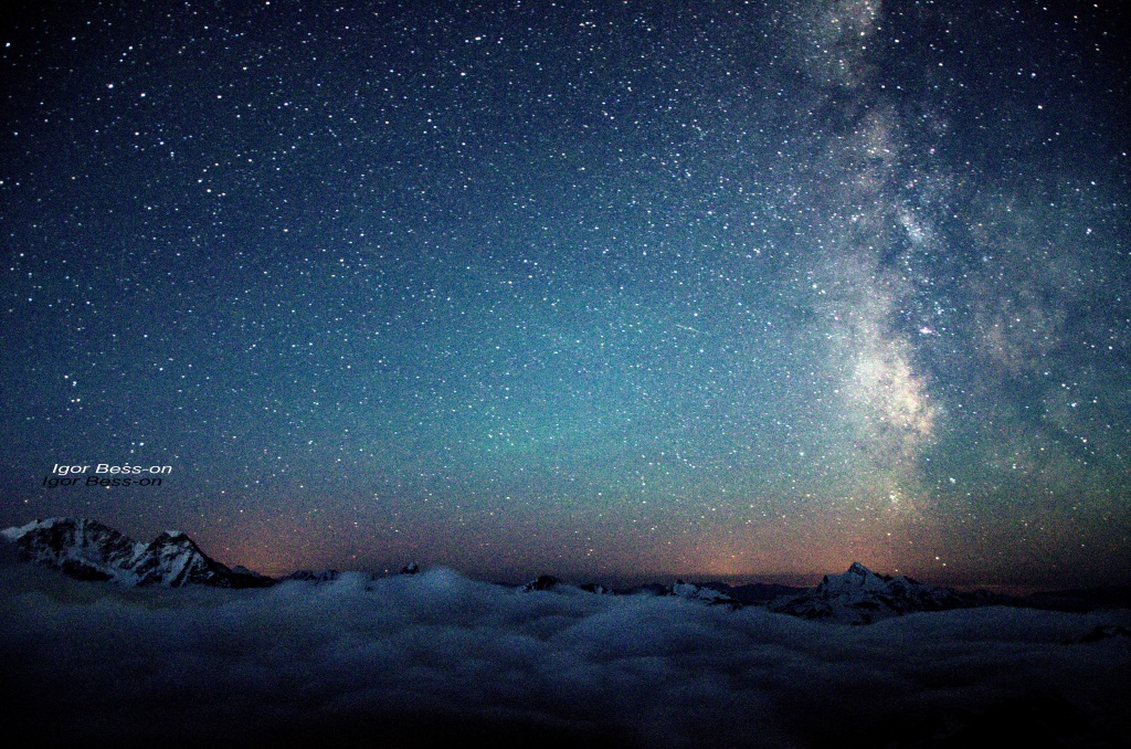 Второй базовый лагерь Besson team высота 3850 м. На фотографии видно Донгузорун, Накра. Такие ночи бывают на Эльбрусе в сентябре. Из-за чистейшего воздуха и близости к верхним слоям атмосферы млечный путь невооруженным взглядом.