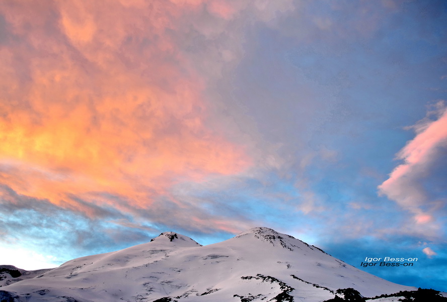 Закат на Эльбрусе. Фото сделано с высоты второго базового лагеря Besson team 3850 м.Справа просматривается маршрут восхождения на Эльбрус с юга. Между двух морен вверх к восточной вершине затем налево на седловину. 