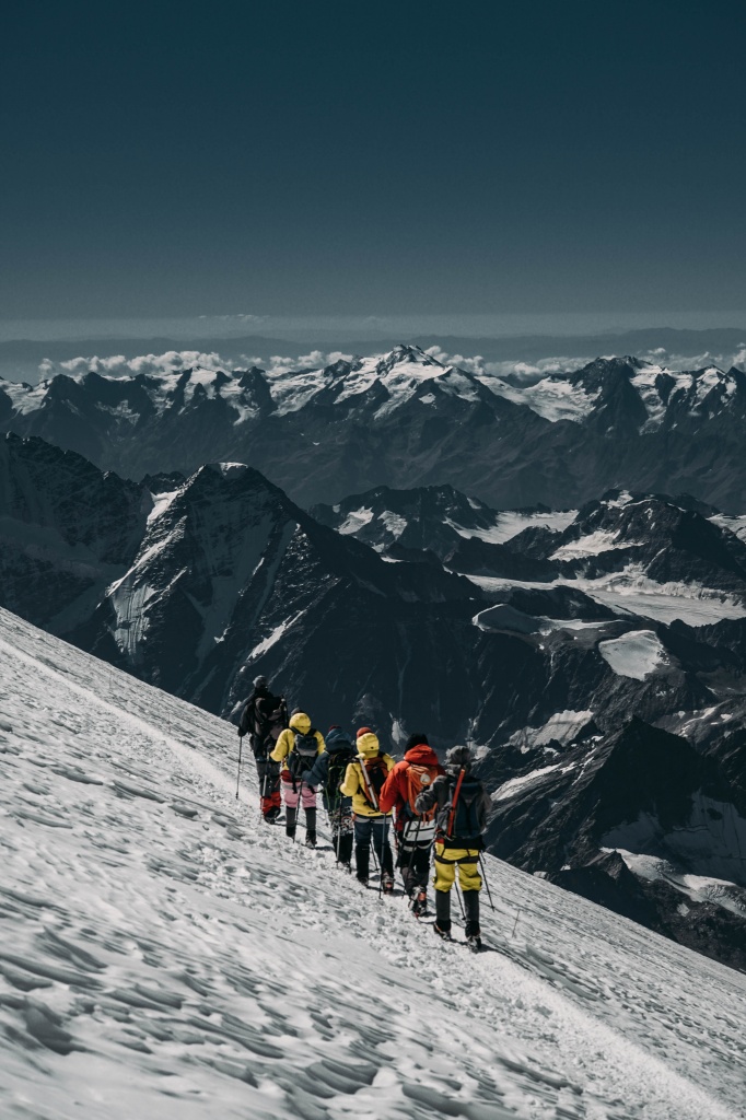 Команда "Саботаж внутреннего мира" на спуске с косой полки Седловины. Высота 5300 м.