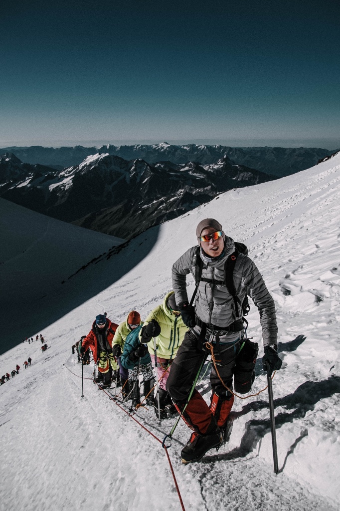 Группа находится на "Перильных верёвках косой полки" - ответственный участок на высоте 5580 метров при подъёме на западный кратер Эльбруса.