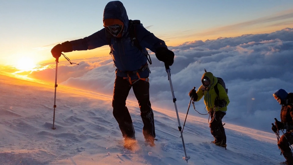 Фотография сделана на высоте 5100 метров. Морозное Апрельское утро.На фото старший гид команды Besson team Евгений 